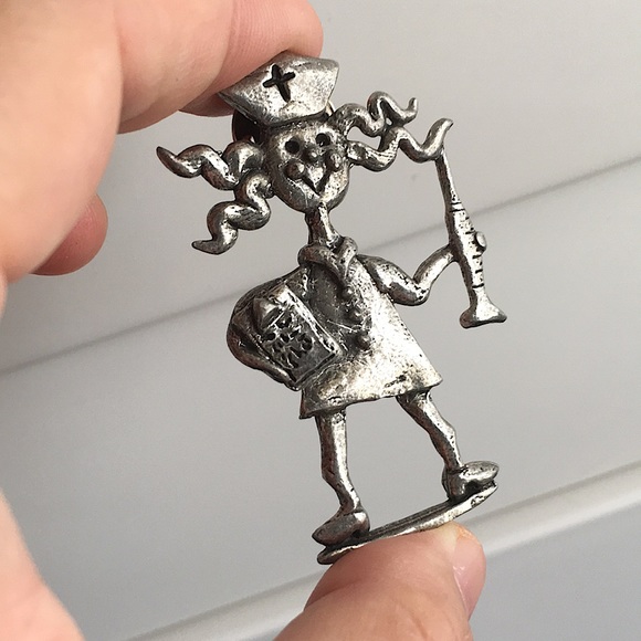 🖤Artisan💕scary nurse pewter pin - Picture 1 of 8
